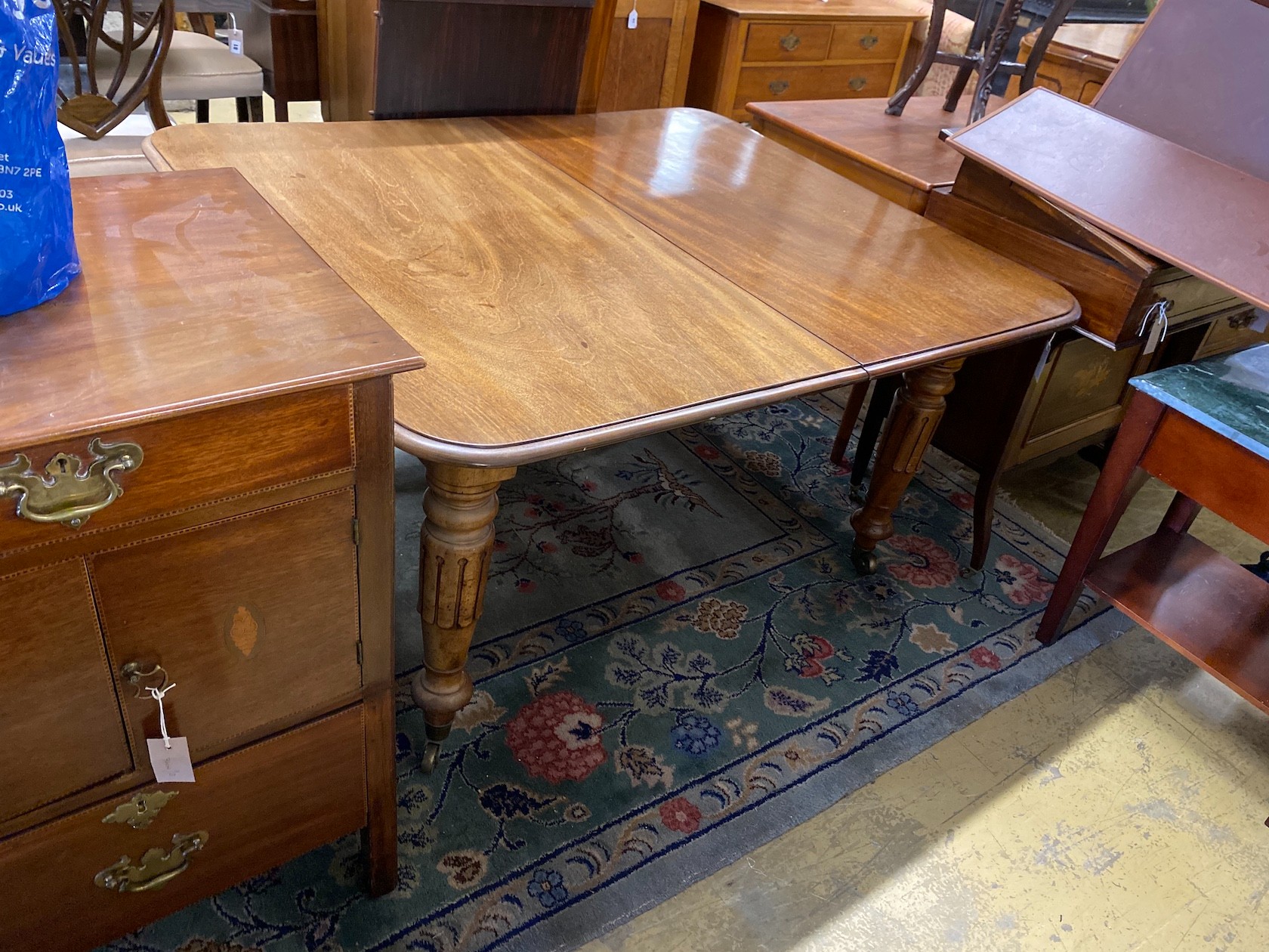 An early Victorian mahogany extending dining table, length 280cm extended, three spare leaves, width 114cm, height 72cm